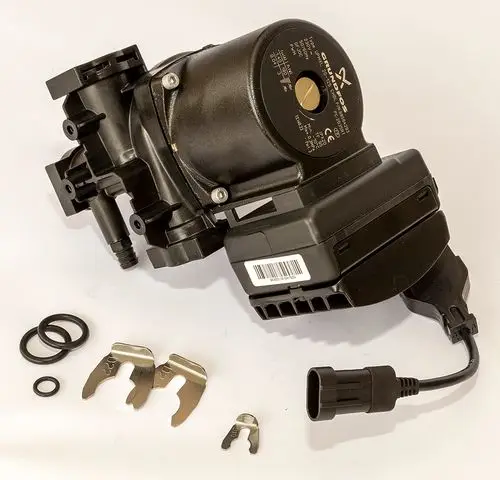 Daikin Pumpe mit mehreren Anschlüssen, einem elektrischen Stecker und zusätzlichen Bauteilen wie O-Ringen und Clips zur Montage.